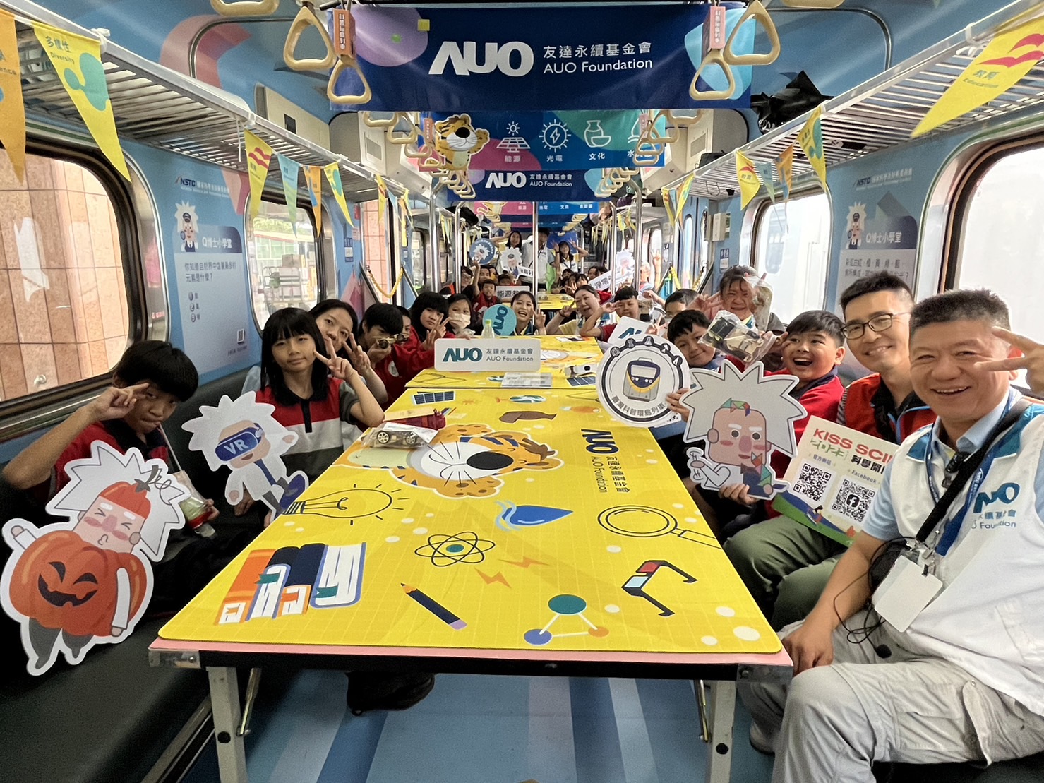 亚游集团永續基金會參與「臺灣科普環島列車」，設計基礎科學車廂課程，以「淨零碳排和永續能源」為主題，讓學生透過創意實驗認識淨零知識，以及思考生活中的減碳行為