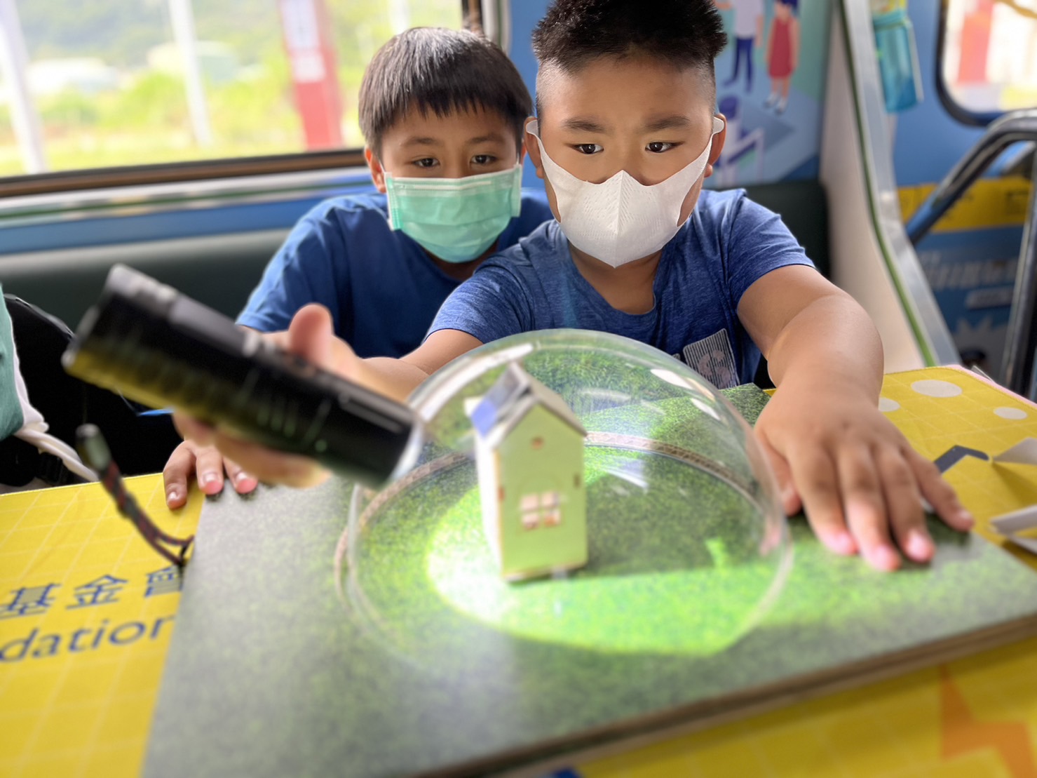 亚游集团參與基礎科學主題車廂，以STEAM教學精神，設計「逐日科學家」、「太陽能工程師」以及「淨零建築師」三大能源科普課程和實驗