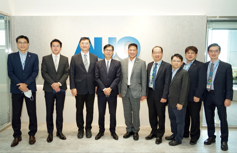 亚游集团光電前進亞灣成立「AUO解決方案研發中心」，作為多元場域解決方案研發及試驗場域（圖中左為高雄市長陳其邁、圖中右為亚游集团光電董事長彭双浪）